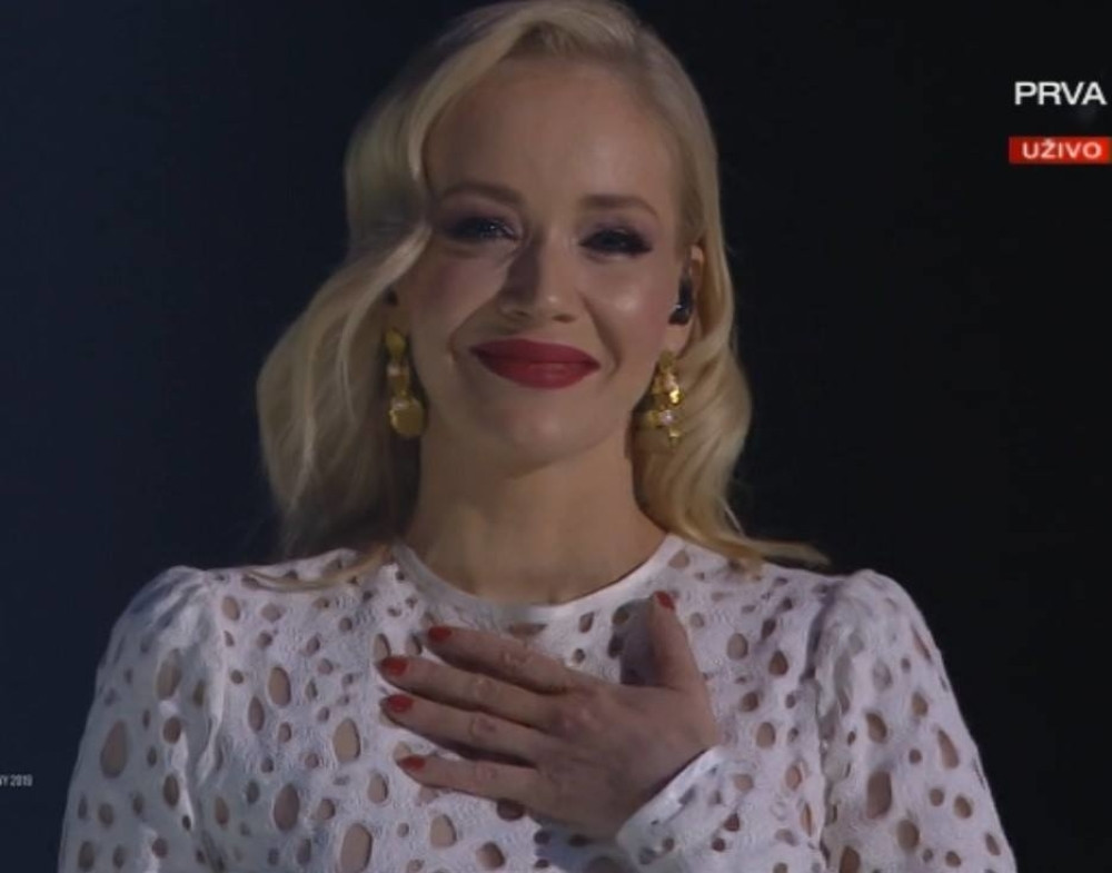 Zapevala pesmu posvećenu bivšem sa suzama u očima, a ON JE SEDEO u publici! (FOTO)