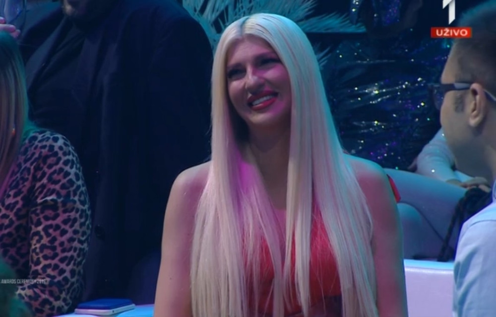 Zablistala u crvenoj haljini a nagradu je posvetila NJOJ! Bila je uz pevačicu u najtežim trenucima (FOTO)