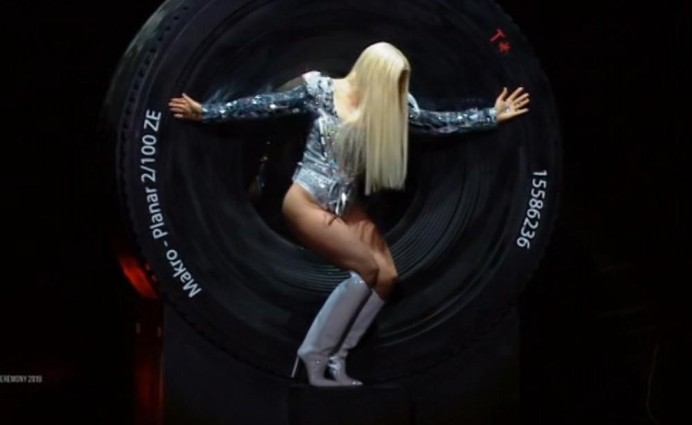 Karleuša raspametila sve na sceni! Novom pesmom digla publiku na noge, a jednim potezom NAJEŽILA SVE (VIDEO)