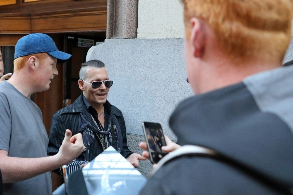 Džoni Dep uhvaćen sa NOVOM DEVOJKOM u centru Beograda! Nećete verovati KO je u pitanju! (FOTO)