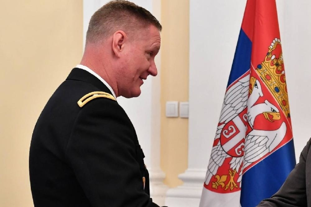 Američki general vodi rat za Kosovo, iznad Bele kuće podigao SRPSKU ZASTAVU!