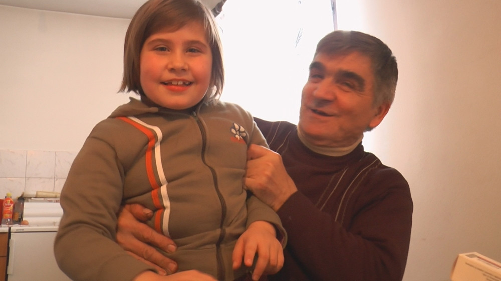 Bogdan boluje od multipleskleroze i živi sa ćerkom Kristinom (8)! Nemaju ni za hleb i potrebna im je pomoć svih građana Srbije!