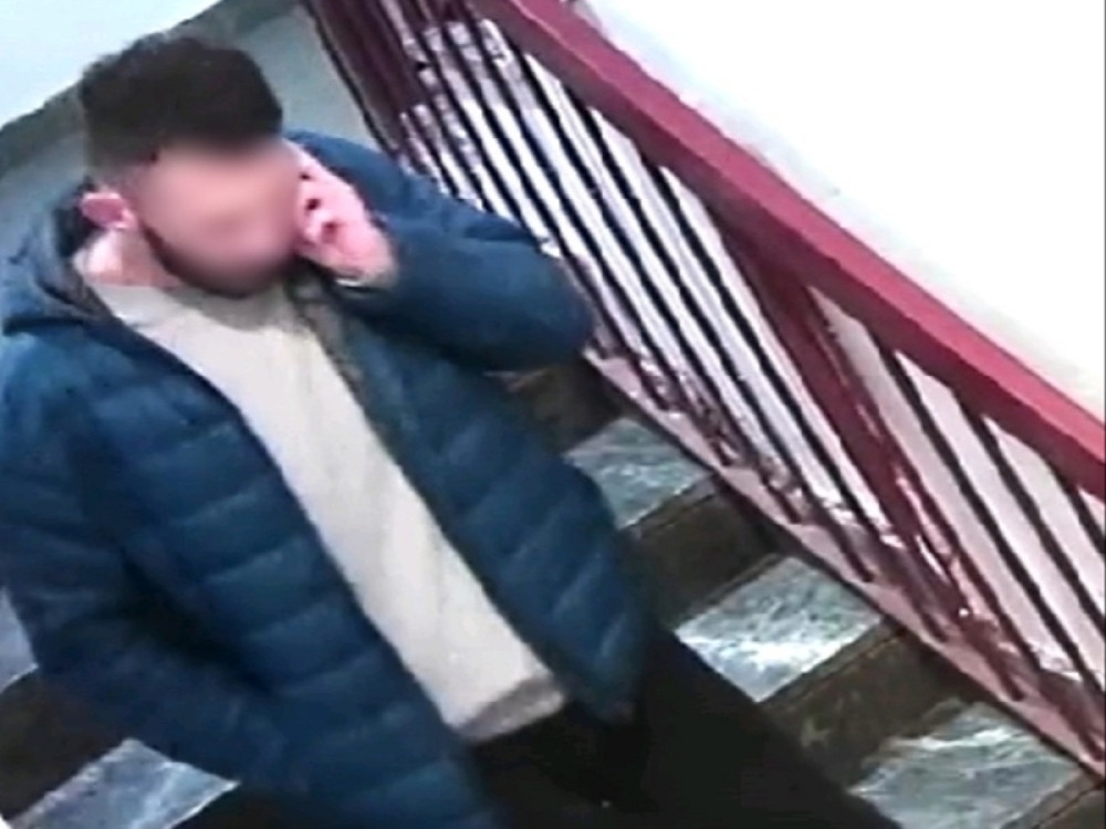 Pazarac namamio dete (9) u zgradu, podigao joj jaknu pa počeo da je pipa! (VIDEO)