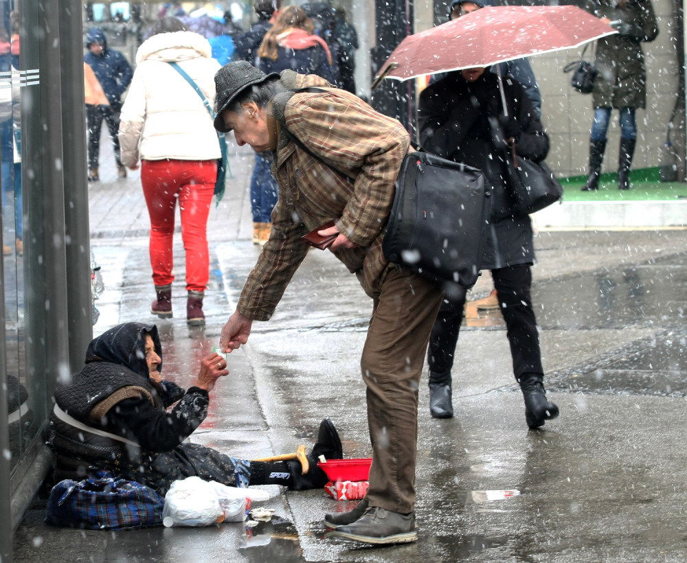 PAO NEKRUNISANI CAR ULICE: Nesrećne ljude primoravao da prose