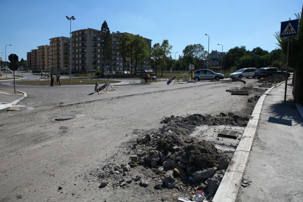 Komunalni radnici su popravljali ulicu, a kad su otkrili šta se nalazi ispod rupe na asfaltu nisu mogli da veruju svojim očima!