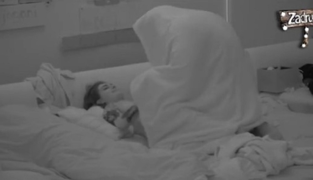 Bez blama imali s*ks pred svima, a onda se pomerio pokrivač i SVE SE VIDELO! (VIDEO 18+)