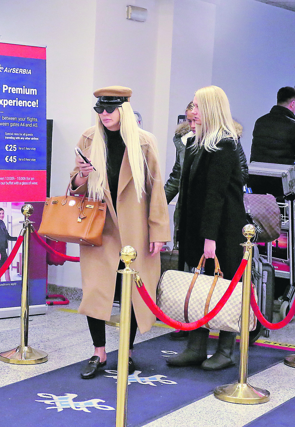 Uslikana na aerodromu u neobičnom izdanju! Sve je šokirao jedan detalj (FOTO)