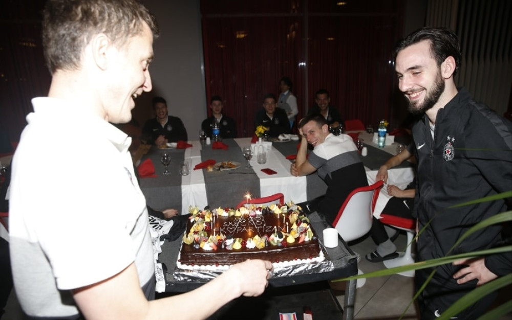 Pojma nemam KOLIKO PARA SAM OPROSTIO Partizanu!