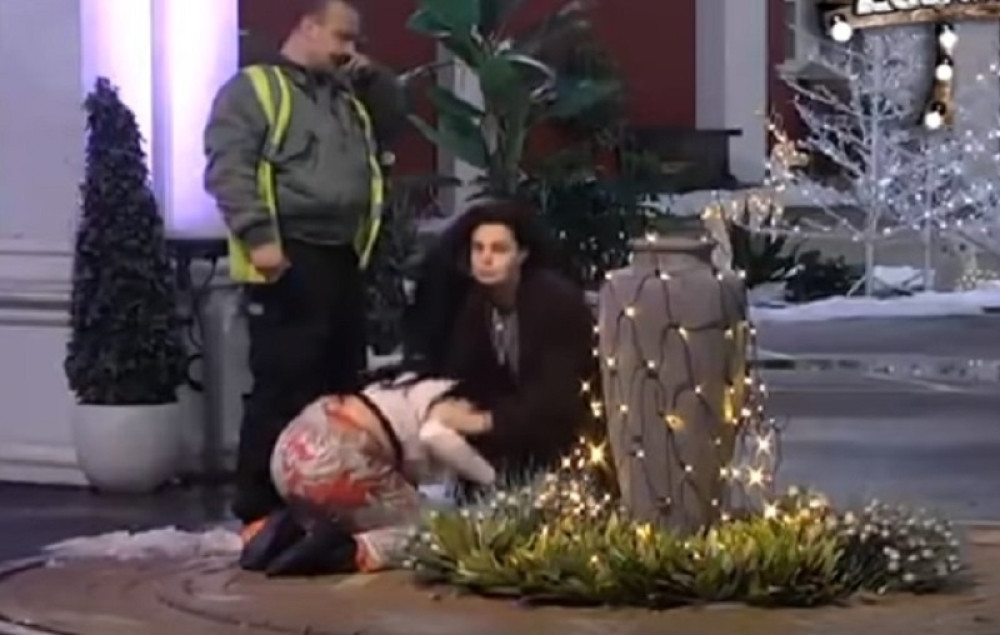 Zerina jeca, kleči i zabija glavu u travu zbog Banetovih reči! Publika OGORČENA na Čolaka! (VIDEO)