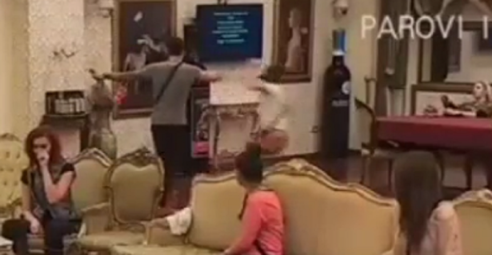 Isplivao skandalozan snimak! Nasrnuo na učesnicu, OTRESAO je i bacio kao KRPU NA POD! (VIDEO)