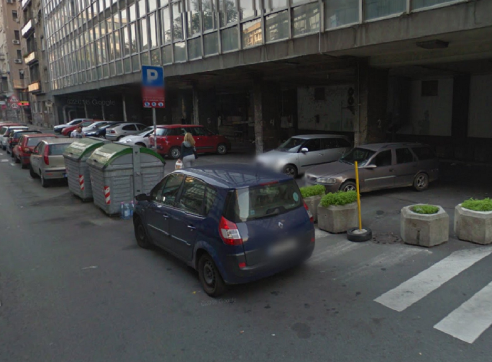 U Kosovskoj ulici u Beogradu, na suvozačevom sedištu jednog automobila zatekli smo NEOBIČNOG PUTNIKA! (FOTO)