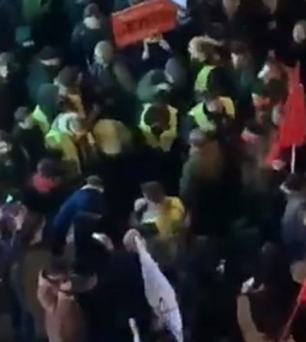 Sukob na protestu u Beogradu, Đilasovci nasrnuli na grupu ljudi! (VIDEO)
