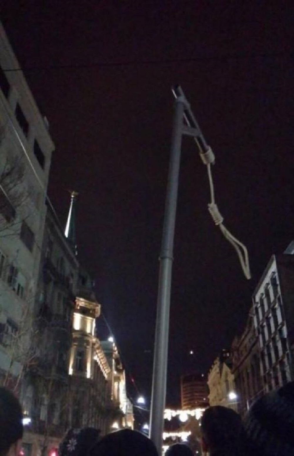 Anu Brnabić i Aleksandra Vučića obesiti na Terazijama, istog časa!