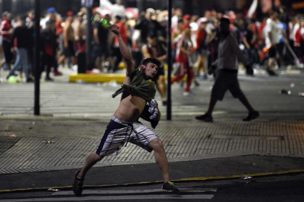 Gore ulice Valensije! Tuča navijača Levantea i Hetafea!