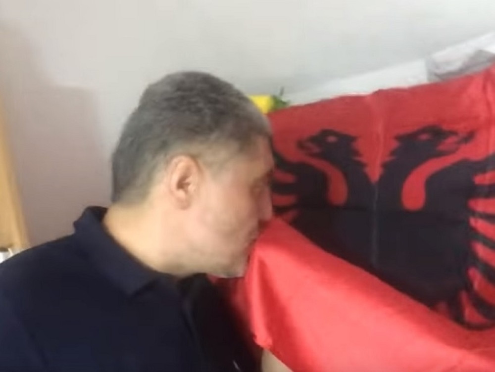 Miroljub Petrović ljubi albansku zastavu i poziva Srbe da se POARBANAŠE! (VIDEO)