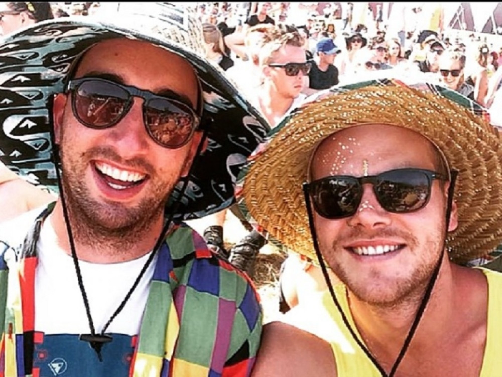 Poznati fudbaler usnimljen kako ŠMRČE BELI PRAH sa ženskih grudi! (VIDEO)