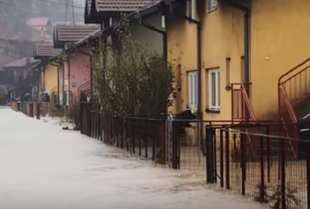 "Sve podseća na majske poplave 2014. godine!" Više nema ni odeće, panika raste!