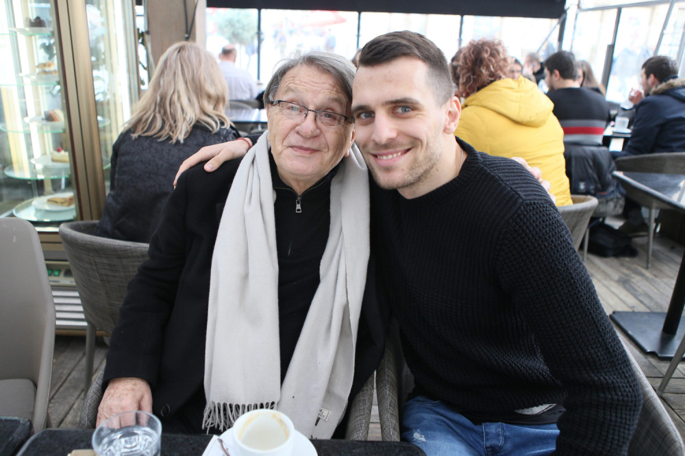 Snimak za sva vremena! Pogledajte ISTORIJSKI POLJUBAC legende hrvatskog sporta i prvog Srbina u Dinamu! (VIDEO)