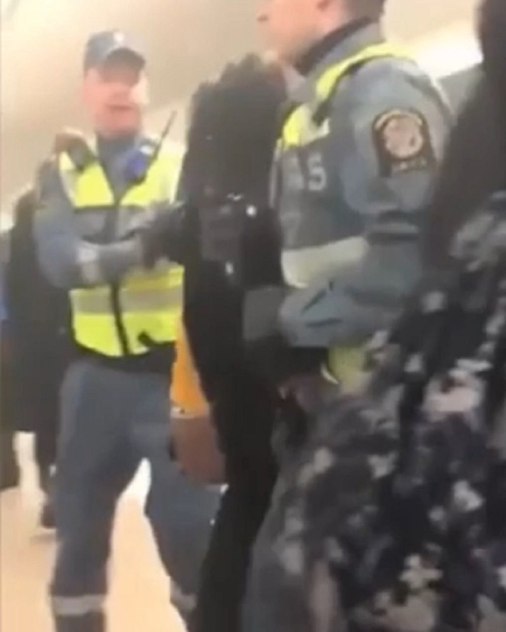 Trudnicu nasilno izbacili iz prevoza dok je njeno dete vrištalo (VIDEO)