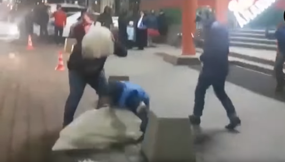 Prebacio čaršaf preko mlade i probao da je otme, a onda je počela serija nesreća, devojka je završila sa POVREDAMA! (VIDEO)