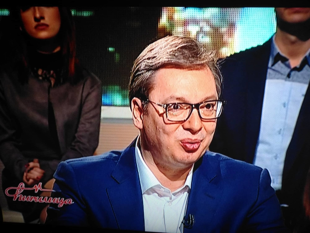 Sinoć su svi gledali u devojku koja je sedela iza Aleksandra Vučića (FOTO)
