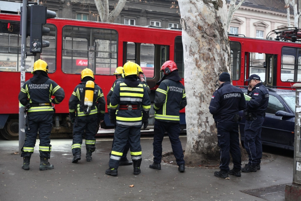 Vatrogasci na uglu Cara Dušana i Dušanove! (FOTO)