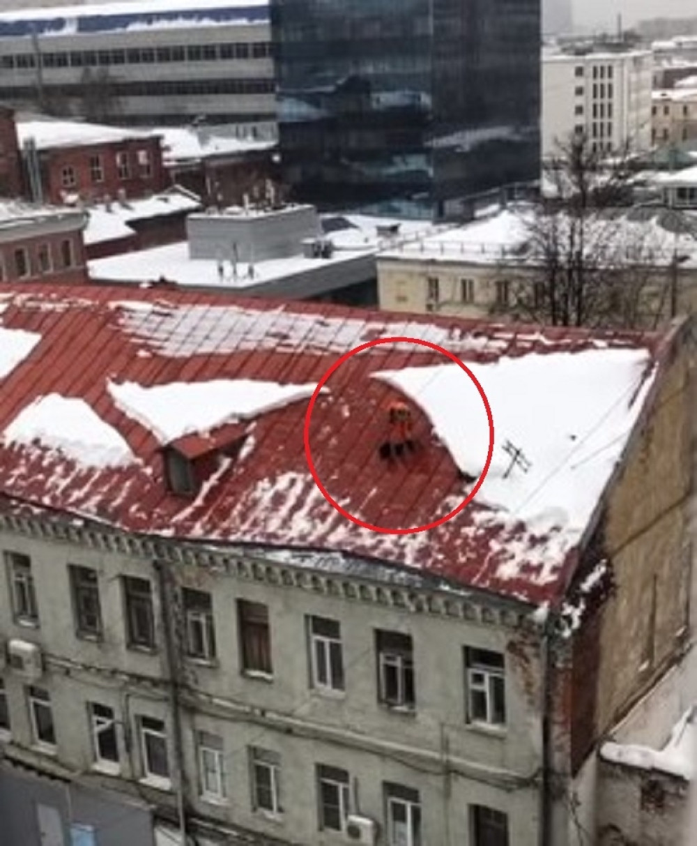 Čistio sneg sa krova višespratnice, pa se okliznuo (UZNEMIRUJUĆ VIDEO)