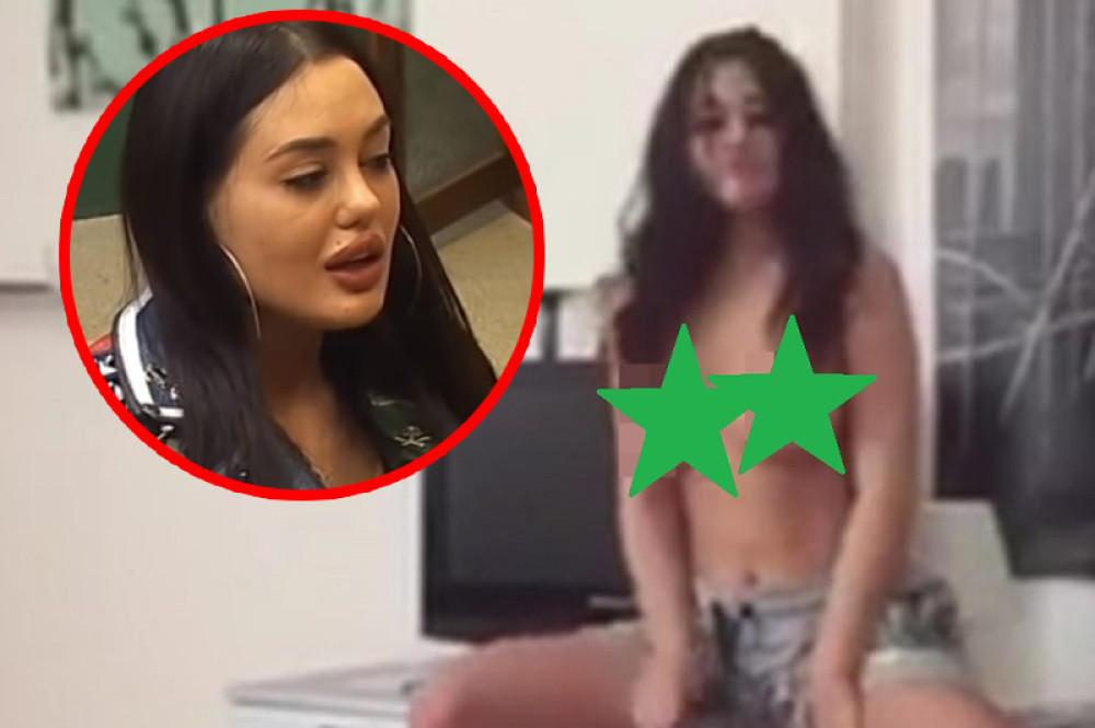 Isplivao snimak kako Ana Korać izvodi striptiz u privatnom stanu, a sve snima DEVOJKA?! (VIDEO 18+)