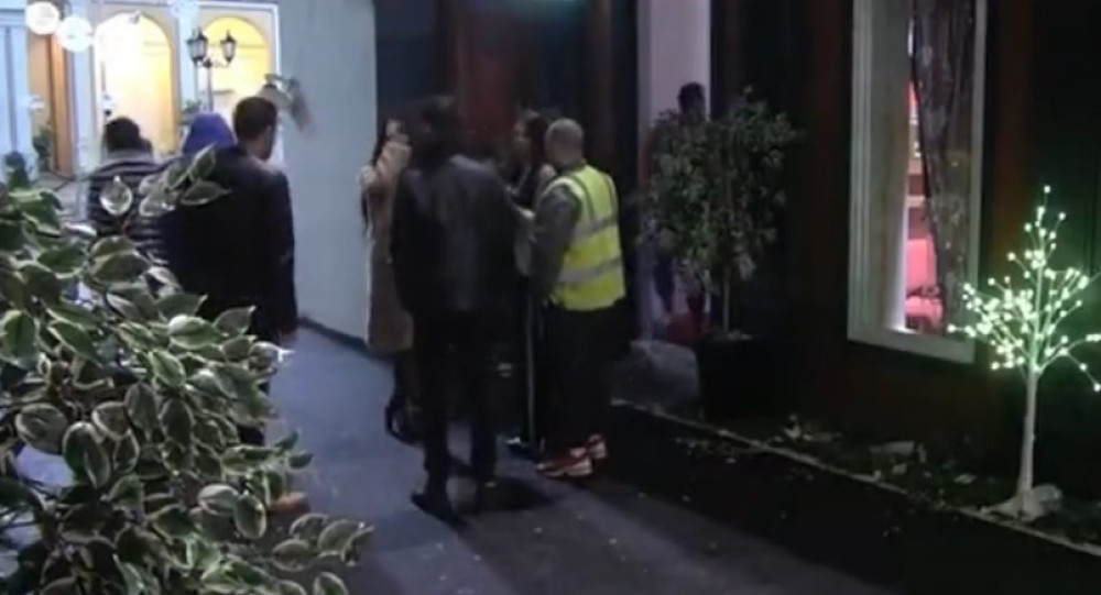 Svom snagom je uhvatila za vrat! Obezbeđenje MUNJEVITO uletelo, karambol na žurki!