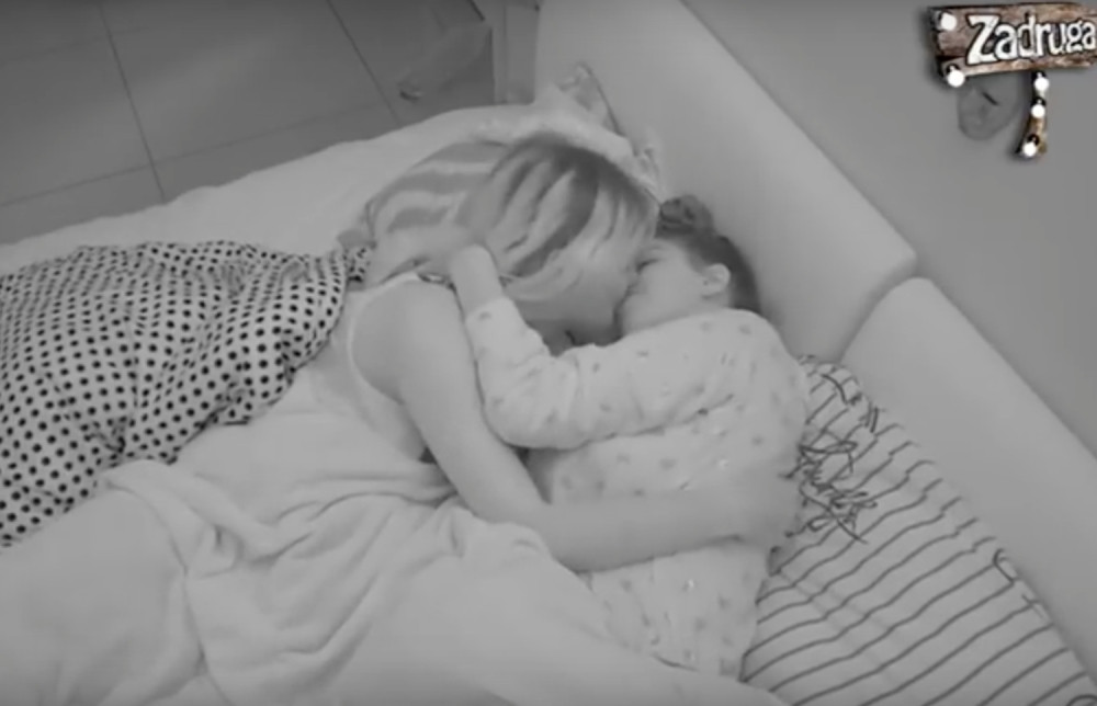 Prvo su krenule sa strasnim poljupcima, a onda su nastavile ispod jorgana da se trljaju do jutra! (VIDEO 18+)