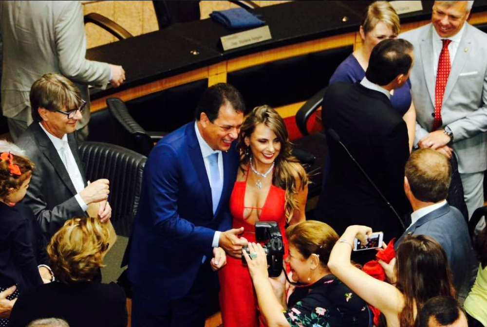 Blenuli u njen dekolte, zaboravili na skupštinu, grudi samo što joj ne ISPADNU IZ HALJINE! (FOTO)