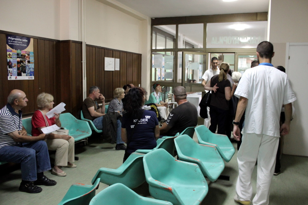 Radenko preživeo 67 uboda stršljenova! Dok je izvlačio drva, napao ga je roj, a samo jedan je često smrtonosan!