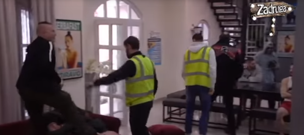 Nasrnuo na Brendona, celog ga unakazio! Obezbeđenje NIJE USPELO da spreči incident! (VIDEO)