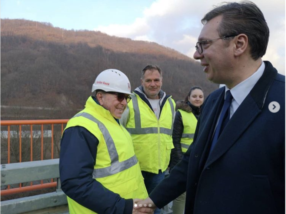 Čovek u kaputu banuo na Koridor 10, kada su radnici videli da je to predsednik Vučić uradili su OVO!