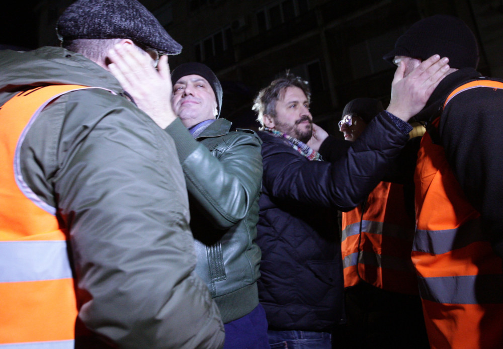 Spustili pantalone, pa ih izvadili nasred ulice i počeli da URINIRAJU! (FOTO)