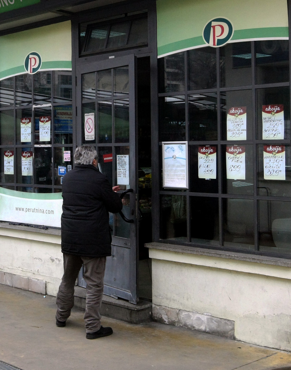 Otkrivamo strašnu istinu: Prave parizer sa 10% najgoreg mesa, aditiva i kolagena, a kupce obmanjuju!