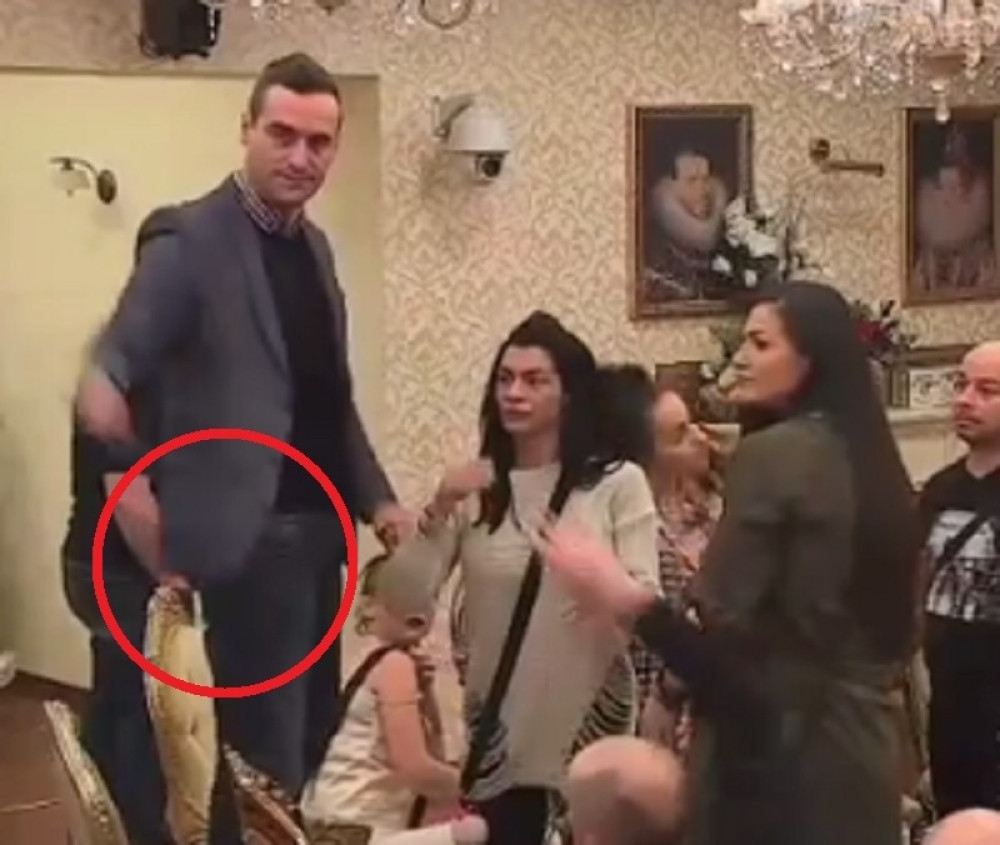 Požgaj usred programa uživo POLOMIO FLAŠU, zamalo povredio nekoga! (VIDEO)