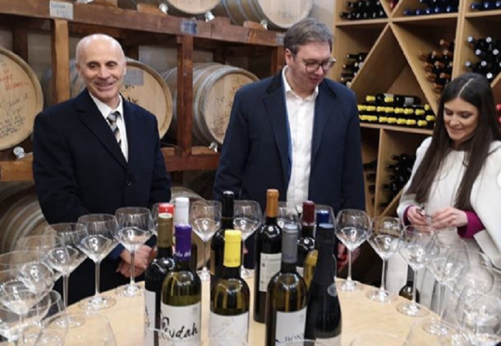 Vučić je od porodice Aleksić dobio divan poklon, a onda je uzeo olovku i napisao OVE REČI! (FOTO)