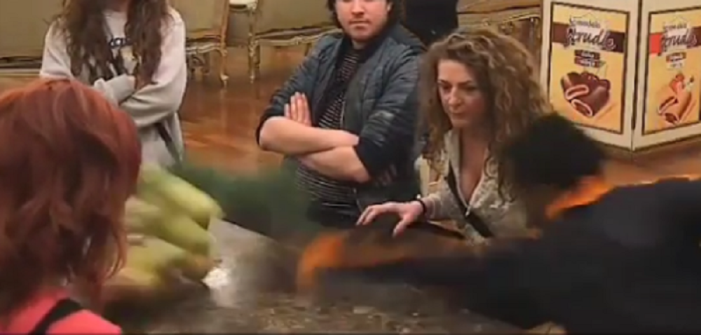 Poput munje snažnim udarcem razbio činiju sa voćem! Učesnica BRUTALNO UDARENA u stomak, u programu uživo! (VIDEO)