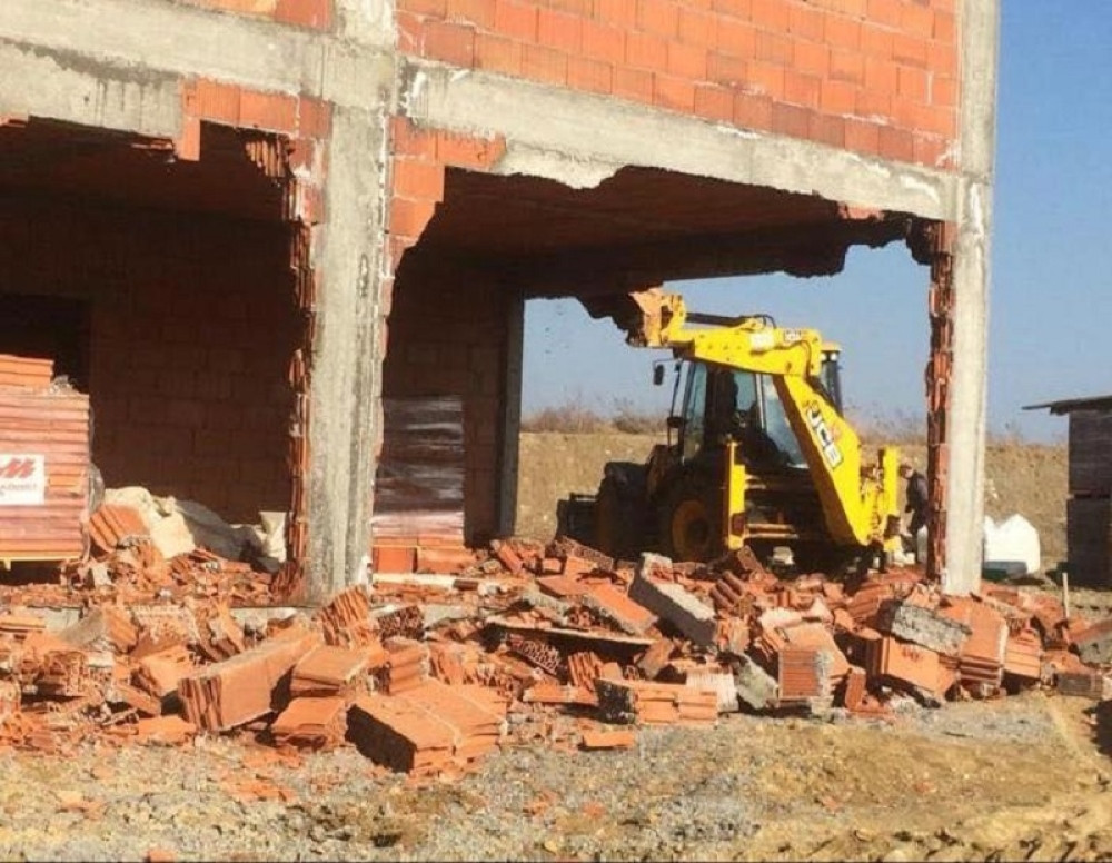 Počelo rušenje bespravnog objekta na Adi Huji