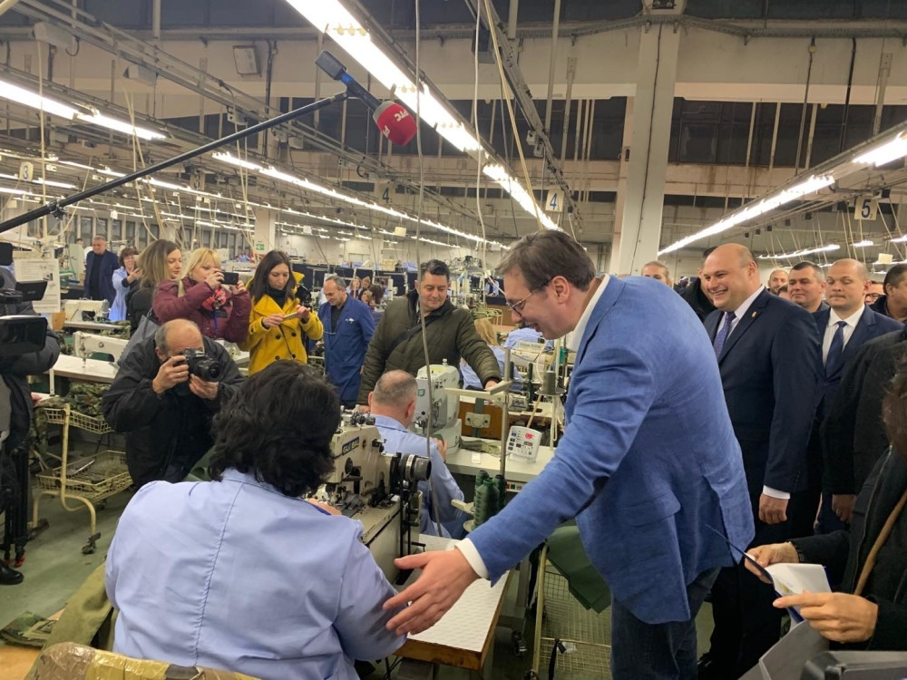 Neverovatan doček! Radnica poklonila košulju predsedniku pa briznula u PLAČ! (FOTO)