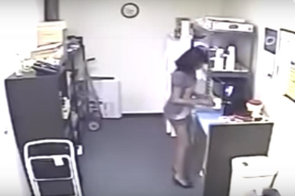 Sekretarica pravila šefu kafu, pa učinila nešto zbog čega se ceo svet GROZI! (VIDEO)