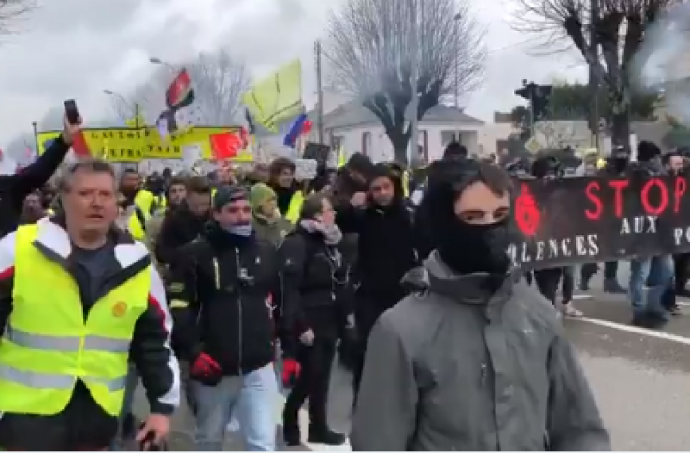 Policija u subotu bacala suzavac, a demonstranti  im dobacivali " ubijte se"