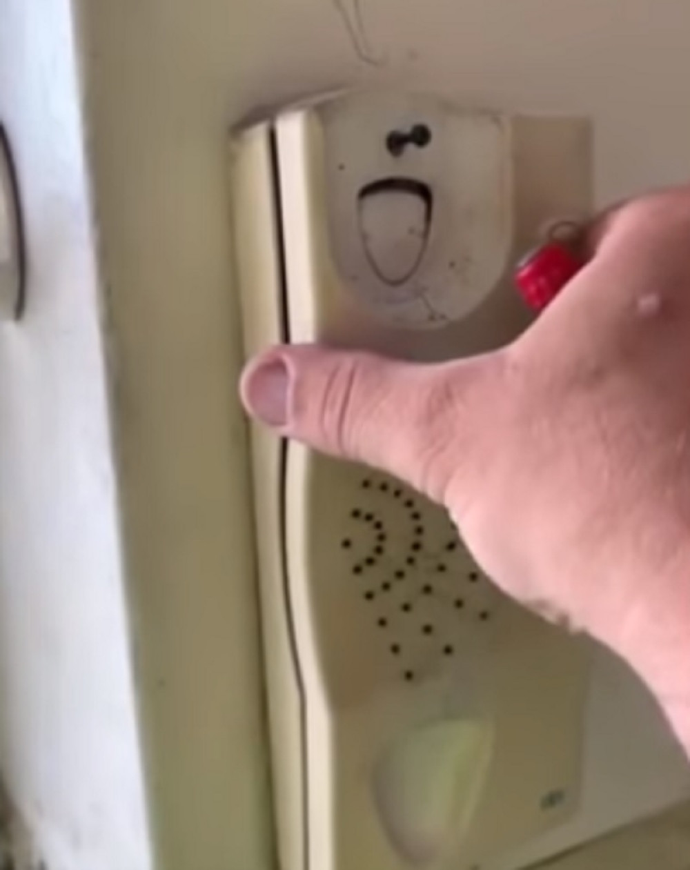 Zanimalo ga je šta to ima ispod interfona... Posle toga nije mogao ni da ruča, ni večera (VIDEO)