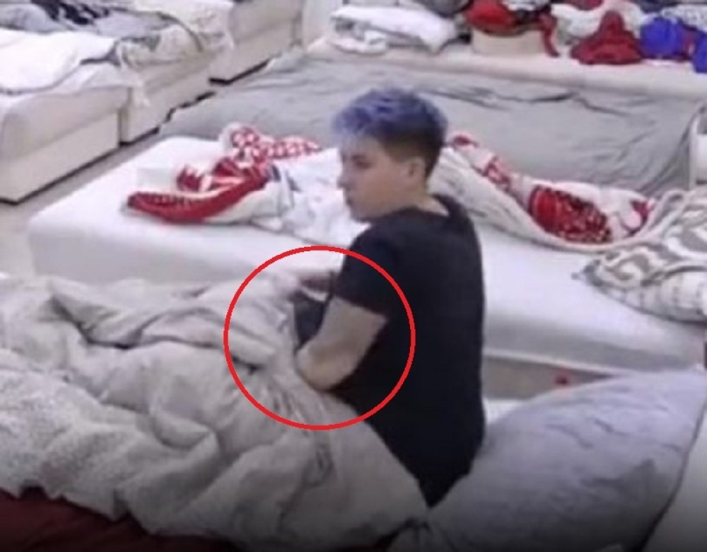 Problemi sa higijenom?! Matora radi NAJODVRATNIJU stvar ispod pokrivača! (FOTO)