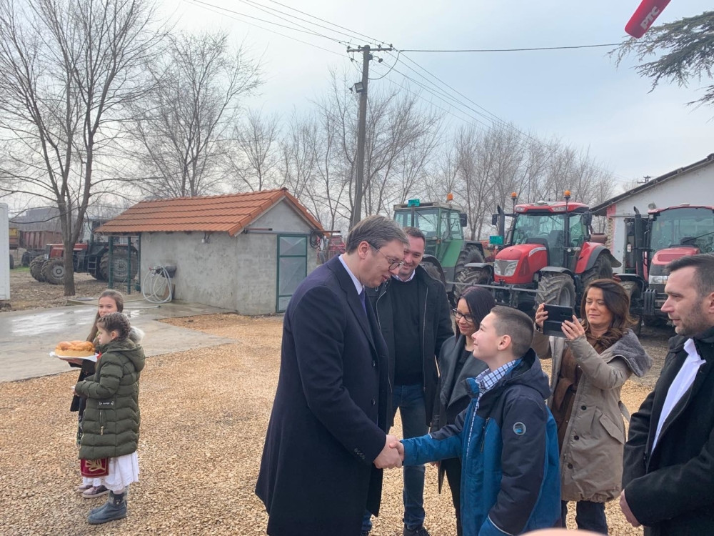 Vučić prišao malom Nikoli i pružio mu ruku, a reči koje mu je uputio pamtiće zauvek!