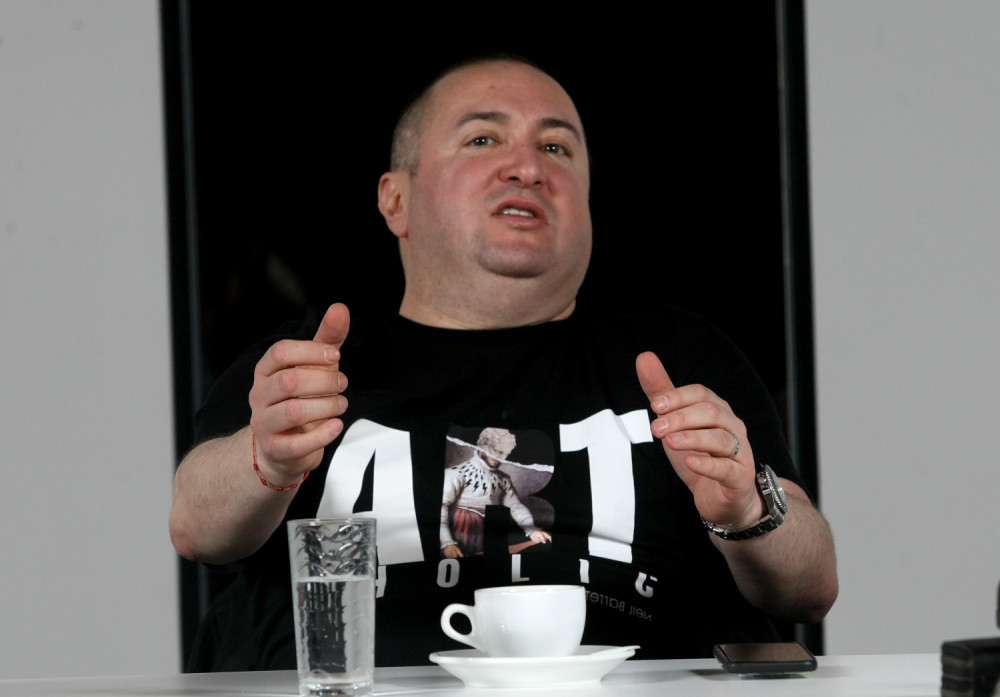 Reš pečeno prasence, Đani sa sinovima nazdravlja, a Slađa se popela na stolicu! (FOTO)