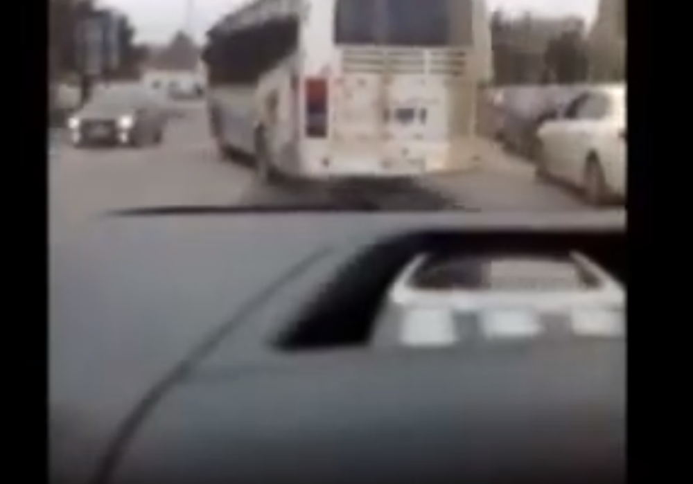 Autobusom u Pančevu uleteo ispred šlepera u suprotnu traku, svi se hvataju za glavu kad vide kako vozi (VIDEO)