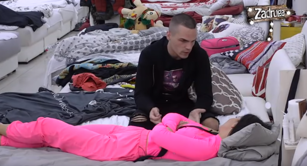 Osamili se u spavaćoj sobi! Bane priznao: "Više smo od drugara, lakše je u dvoje!" (VIDEO)