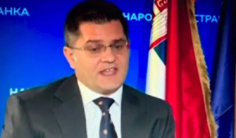 Jeremić pljunuo na obraz cele nacije: Sa osmehom na licu izdao Srbiju dok je sedeo pod srpskom zastavom! (VIDEO)